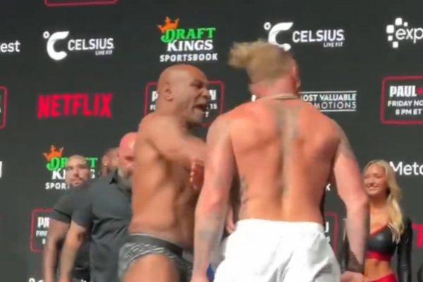 O ex-campeão de boxe Mike Tyson agrediu o youtuber Jake Paul com um tapa no rosto durante a pesagem cerimonial