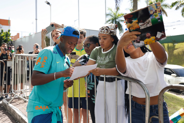 Seleção Brasileira já está em Salvador para o confronto contra o Uruguai