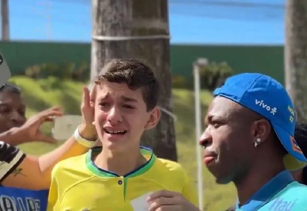 Vinícius Júnior parou para atender fã na chegada da Seleção ao hotel em Salvador