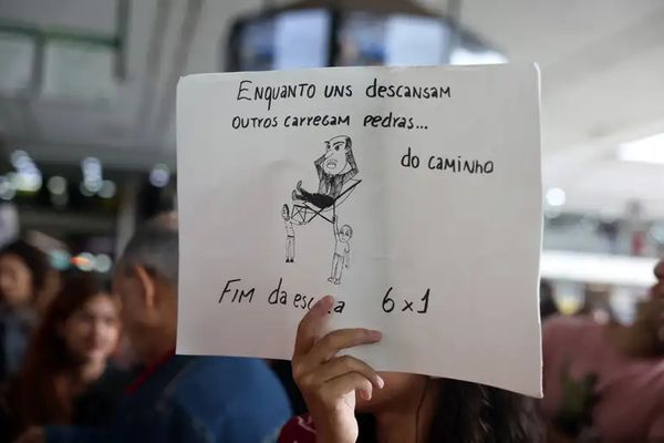 essoas participam de ato em defesa do fim da jornada 6x1, realizado na Rodoviária de Brasília por Valter Campanato/Agência Brasil