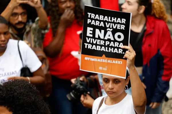 Manifestantes se reunem em protesto pelo fim da jornada de trabalho 6 x 1 no Rio