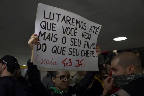 Pessoas participam de ato em defesa do fim da jornada 6x1 em Brasília por Valter Campanato/Agência Brasil