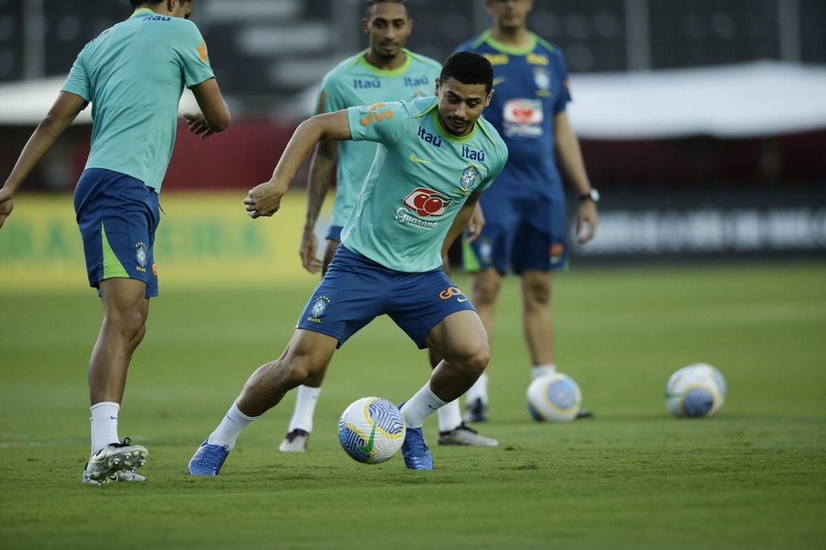 André durante treino da Seleção Brasileira no Barradão 