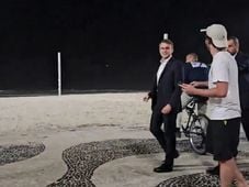 Imagem - Presidente da França, Emmanuel Macron, aparece caminhando à noite em Copacabana e surpreende cariocas; veja vídeo