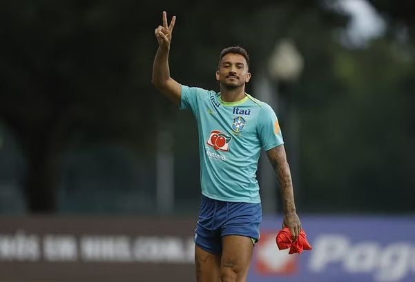 Danilo no treino da Seleção Brasileira no Barradão