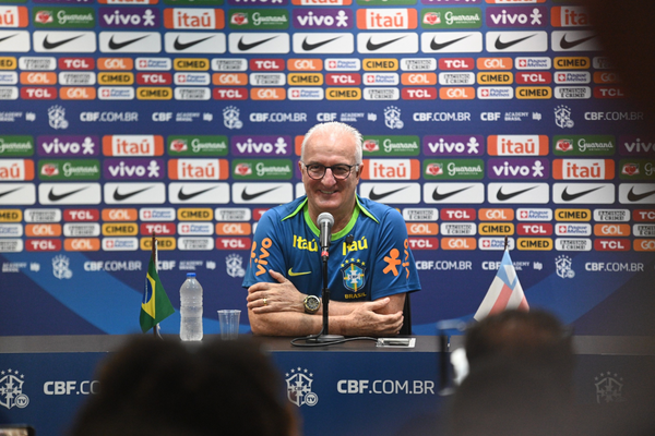 Dorival Júnior durante entrevista coletiva na Arena Fonte Nova