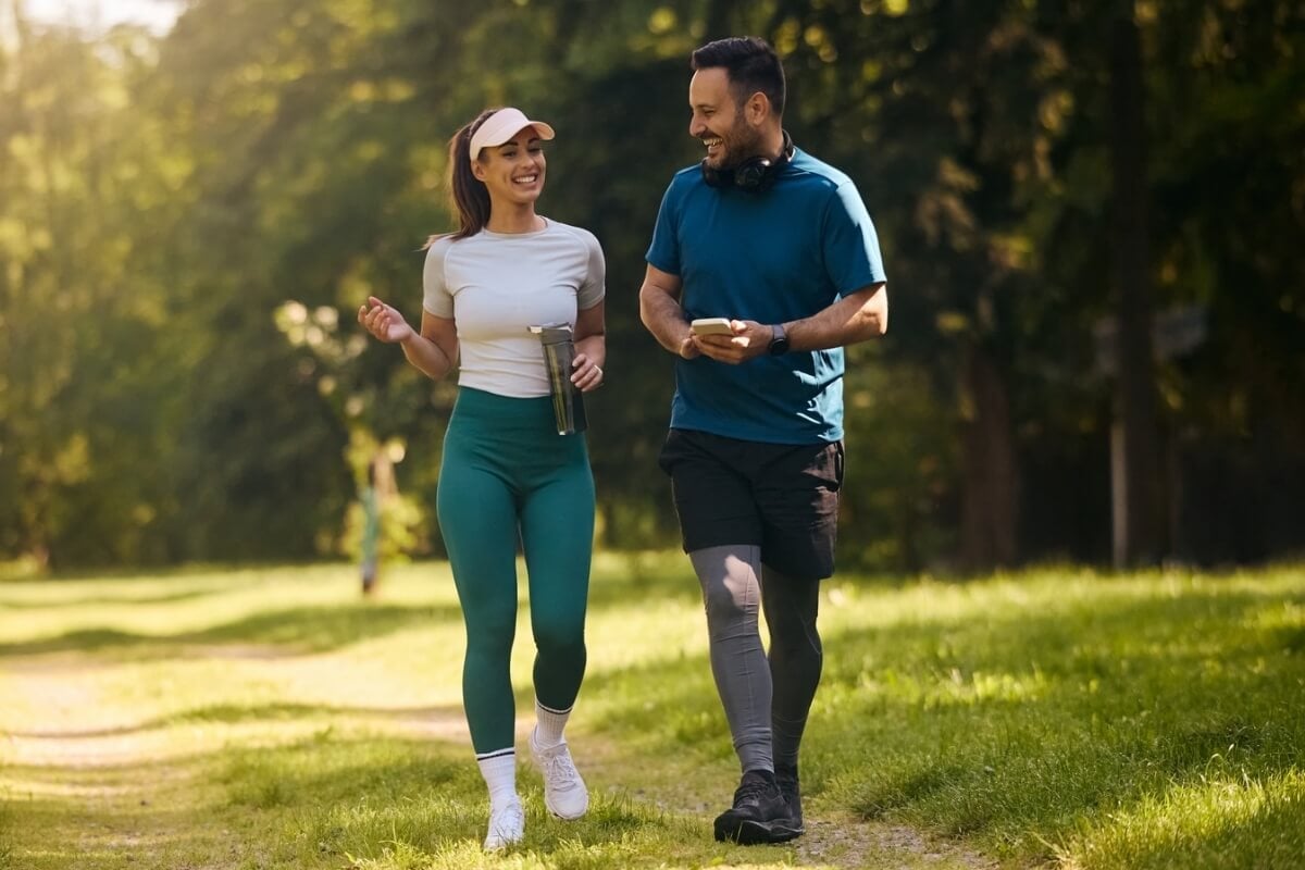 A caminhada possui alta vantagem para o controle e a redução de peso (Imagem: Drazen Zigic | Shutterstock)