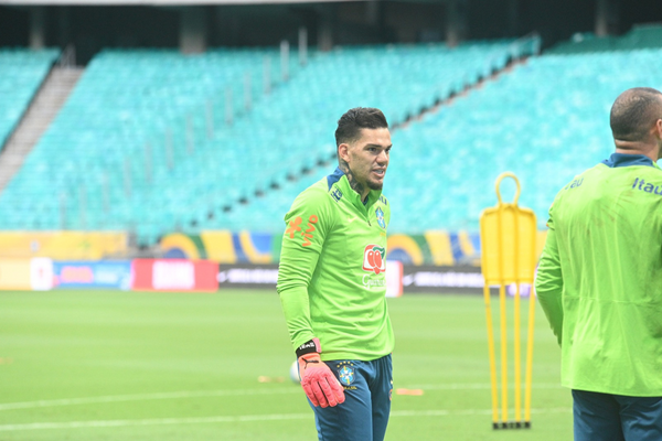 Goleiro Éderson durante última sessão de treinamento na Arena Fonte Nova