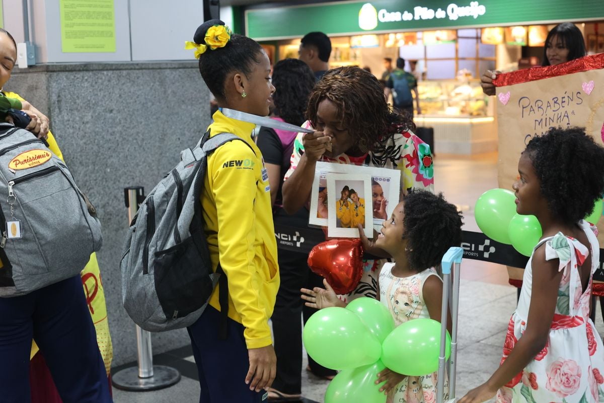 Maria Clara Gomes foi recebida pela família no Aeroporto de Salvador