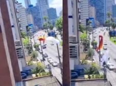 Imagem - Homem cai de parapente e fica preso em fios da rede elétrica em SP