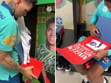 Imagem - Jogadores da Seleção Brasileira ganham camisa do Bahia antes de duelo contra o Uruguai