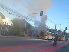 Imagem - Ônibus pega fogo e trava trânsito na Avenida Suburbana