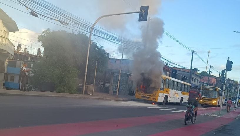 Imagem - Ônibus pega fogo e trava trânsito na Avenida Suburbana