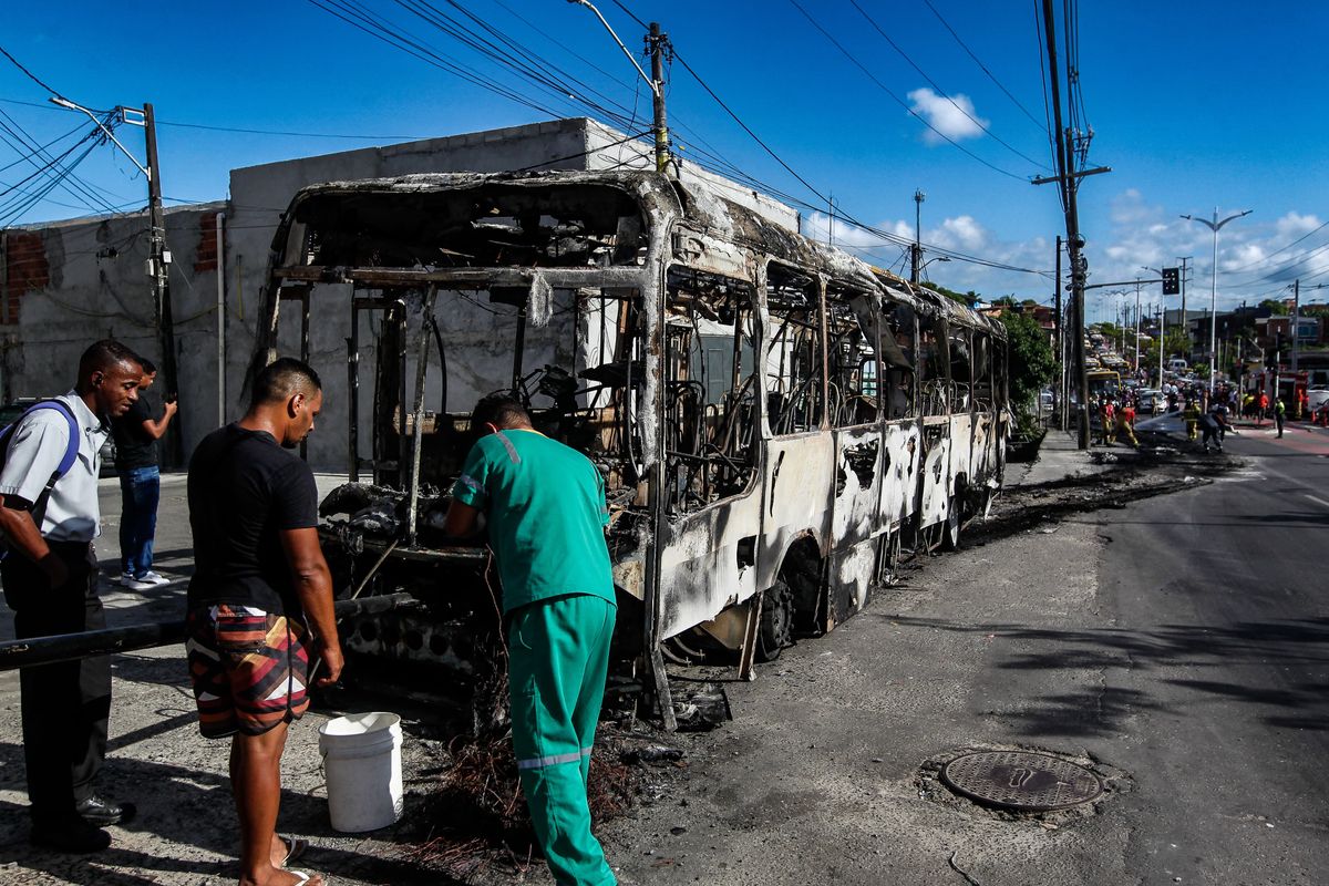 'Tentei evitar, mas foi muito rápido': fogo se espalhou em ônibus na Suburbana em minutos