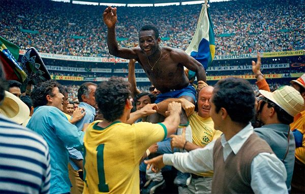 PelÃ© celebrando apÃ³s a final da Copa do Mundo FIFA de 1970. Ele Ã© o Ãºnico jogador da histÃ³ria a conquistar trÃªs Copas do Mundo