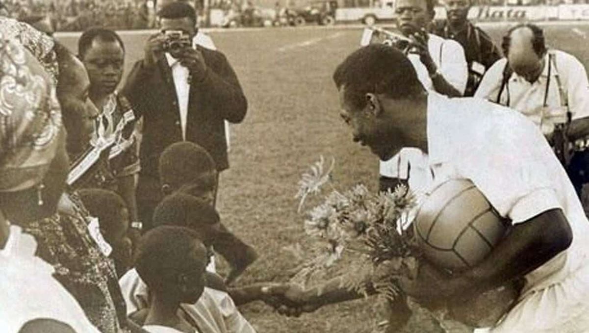 Pelé sendo homenageado no Congo