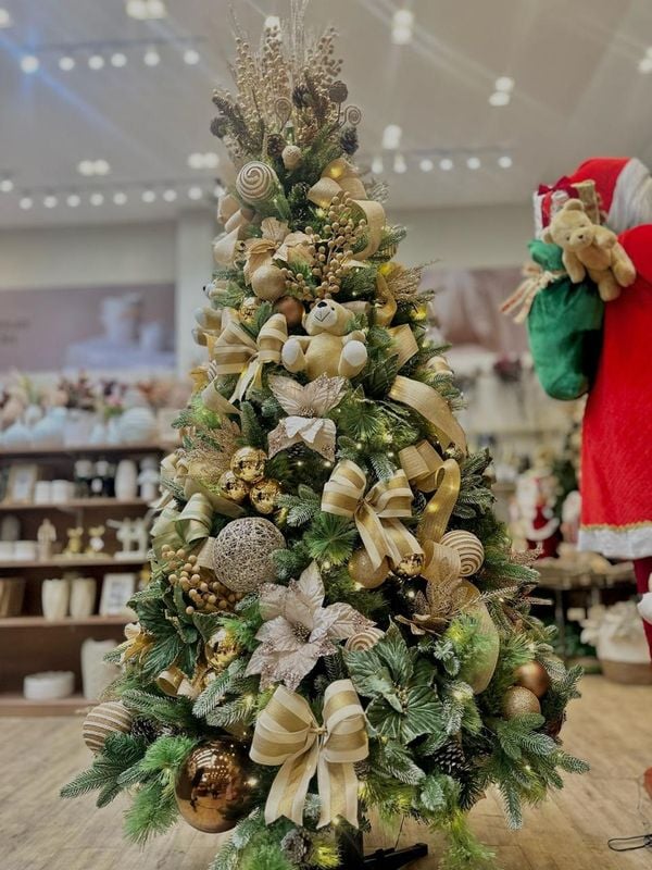 A cor dourada predomina na decoração natalina