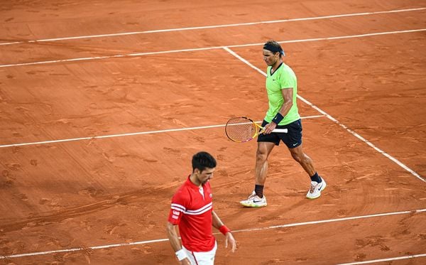 Djokovic e Nadal durante a semifinal de Roland Garros em 2021