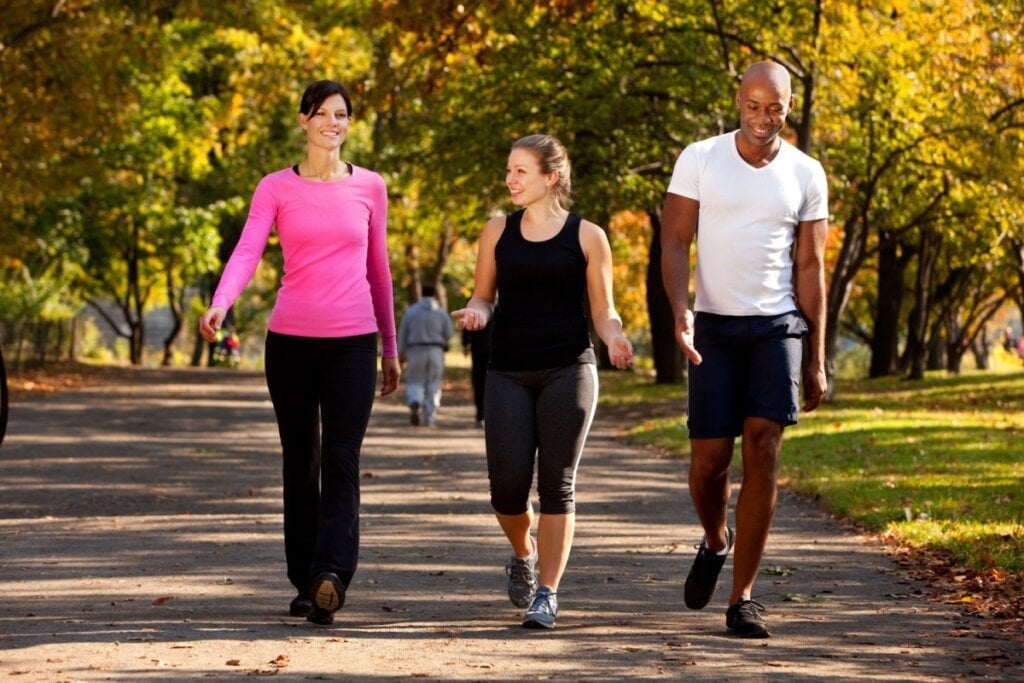 Caminhada e exercícios leves ajudam a melhorar a circulação sanguínea (Imagem: Tyler Olson | Shutterstock)