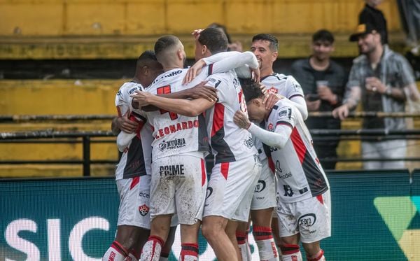 Jogadores do Vitória comemoram após gol sobre o Criciúma