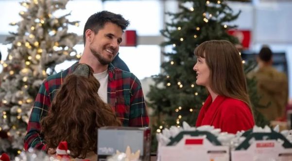 Leighton Meester e Robbie Amell são os protagonistas de 'EXmas'