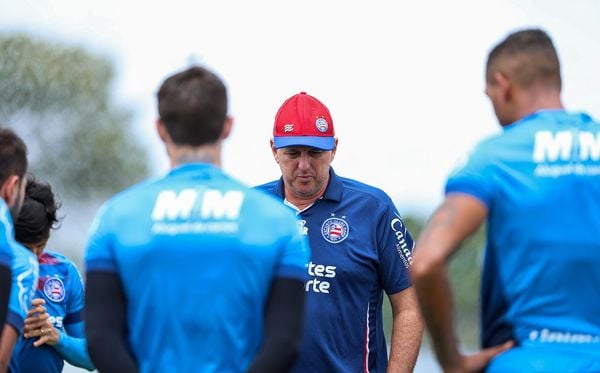 Rogério Ceni conversa com o elenco tricolor em treino