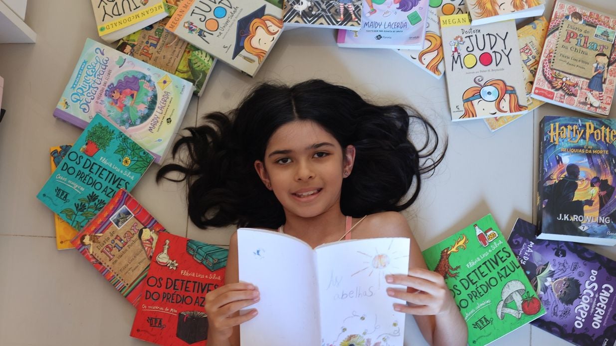 Imagem - Conheça Manuella, a menina de 9 anos que faz os próprios livros em meio a um país de não-leitores