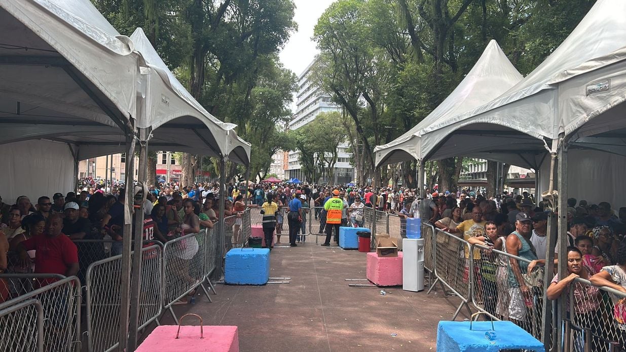 Imagem - No penúltimo dia do Feirão Limpa Nome, fila de endividados dá voltas em praça no Comércio