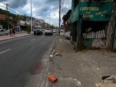 Imagem - Homem é surpreendido e executado a tiros durante o trabalho em capotaria no Lobato