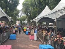 Imagem - No penúltimo dia do Feirão Limpa Nome, fila de endividados dá voltas em praça no Comércio