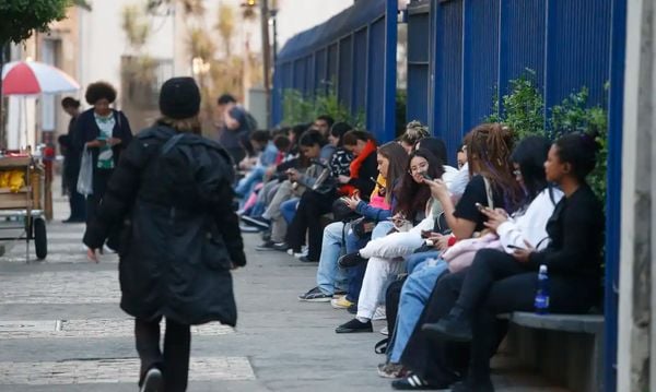 Candidatos  do Concurso Público Nacional Unificado (CPNU) a espera da abertura dos portões