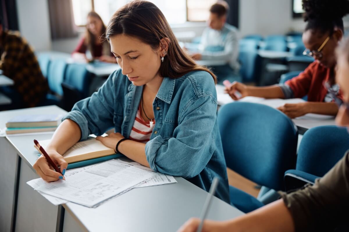 A redação é uma parte importante da prova da Fuvest (Imagem: Drazen Zigic |  Shutterstock)