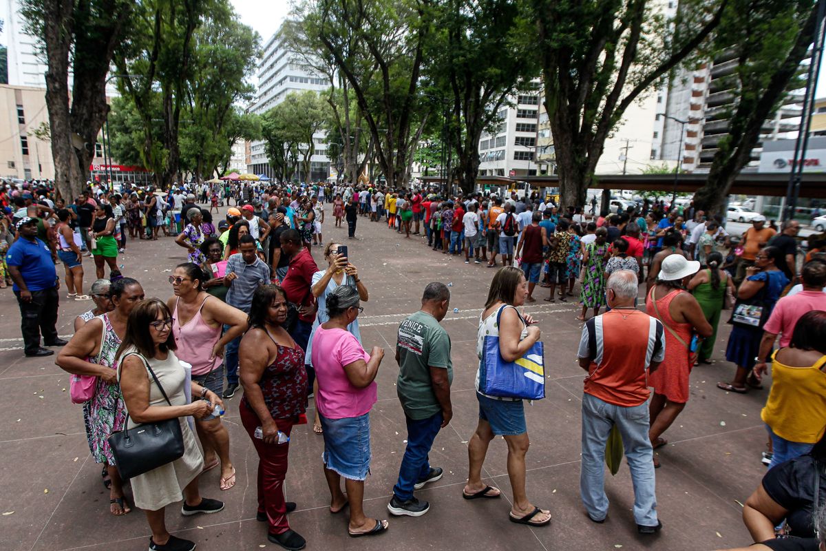 Fila para participar de feirão que limpa o nome