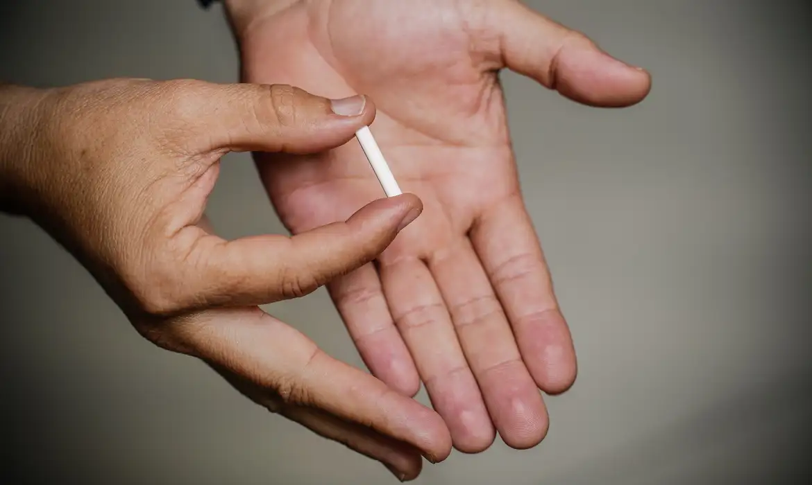 Planos de saúde terão de oferecer implante contraceptivo hormonal; veja quando começa a valer