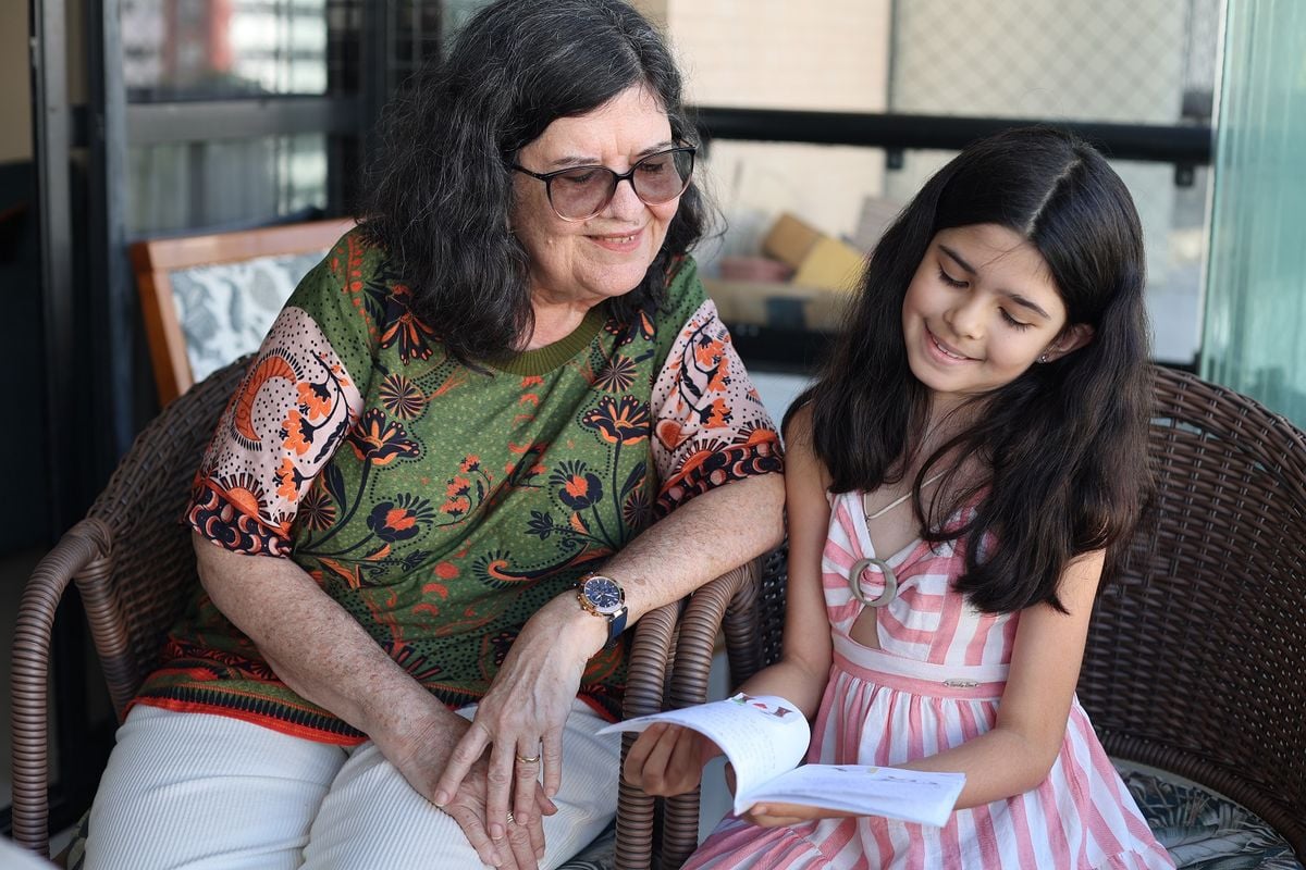 Manuella e sua avó, Lígia, compartilham o gosto pela leitura