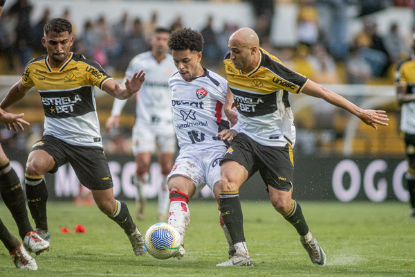 Matheuzinho é o segundo jogador com mais participações em gols do Vitória na Série A