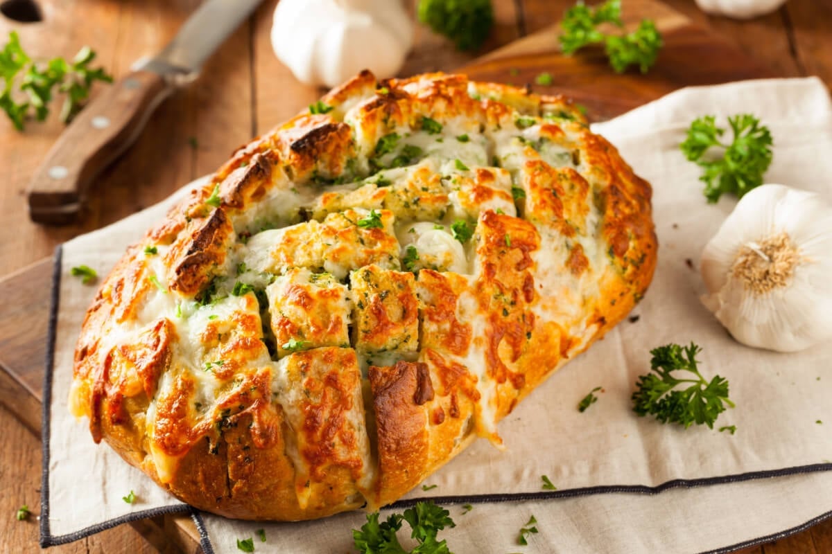 Pão de alho (Imagem: Brent Hofacker | ShutterStock) por Imagem: Brent Hofacker | ShutterStock