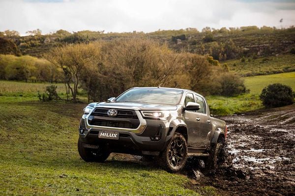 A Toyota anunciou a chegada da linha 2025 da Hilux e do SW4 com até dez anos de garantia