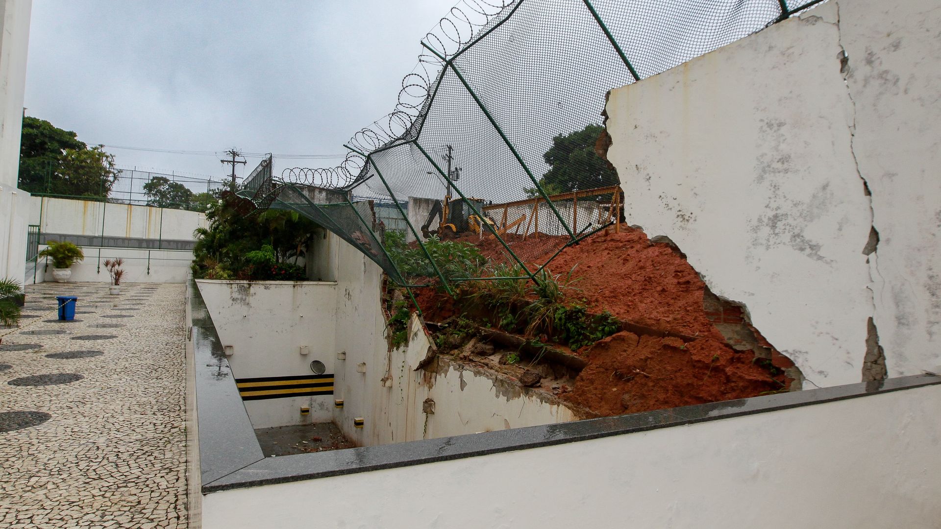 Imagem - Muro de condomínio ao lado de obra em escola estadual desaba na Pituba, e chuva agrava o problema