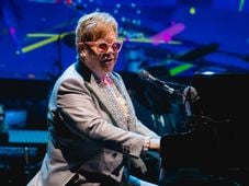 Imagem - Elton John revela que perdeu visão do olho direito após infecção grave: 'Não consigo ver nada'