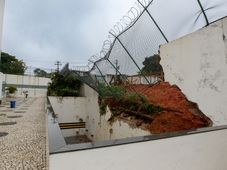 Imagem - Muro de condomínio ao lado de obra em escola estadual desaba na Pituba, e chuva agrava o problema