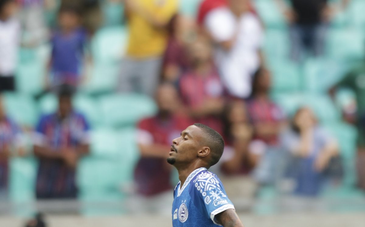 Ademir lamenta durante empate entre Athletico-PR e Bahia