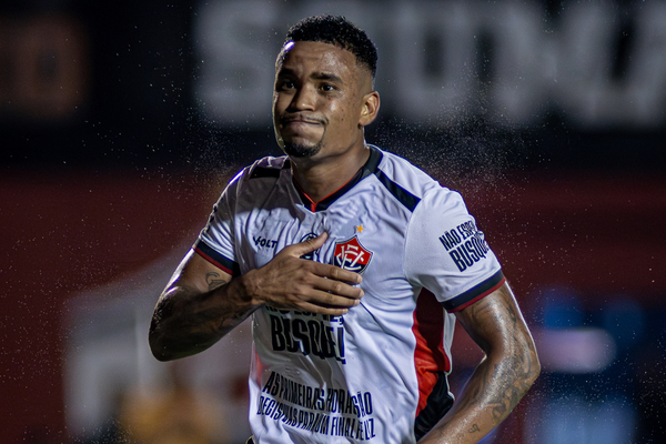 Alerrandro é o artilheiro do Vitória no ano, com 17 gols marcados em 2024