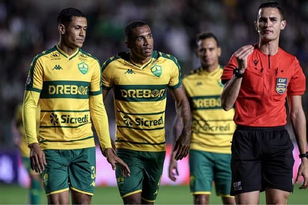 Bruno Alves (à esquerda) levou o terceiro cartão amarelo e não enfrenta o Bahia