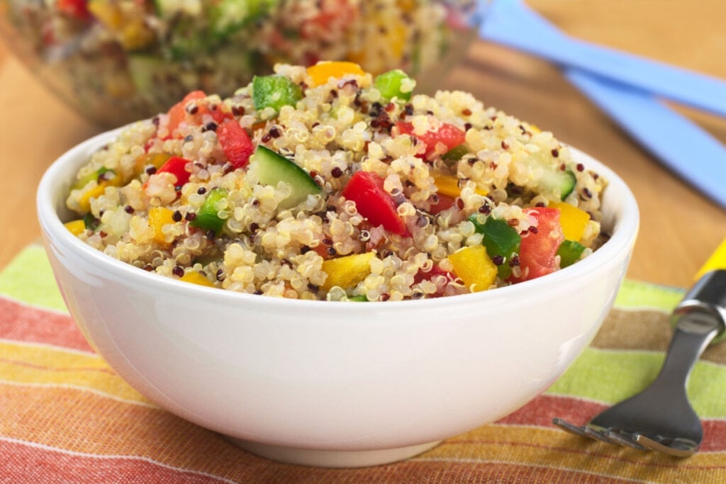 Salada de quinoa (Imagem: Ildi Papp | Shutterstock)