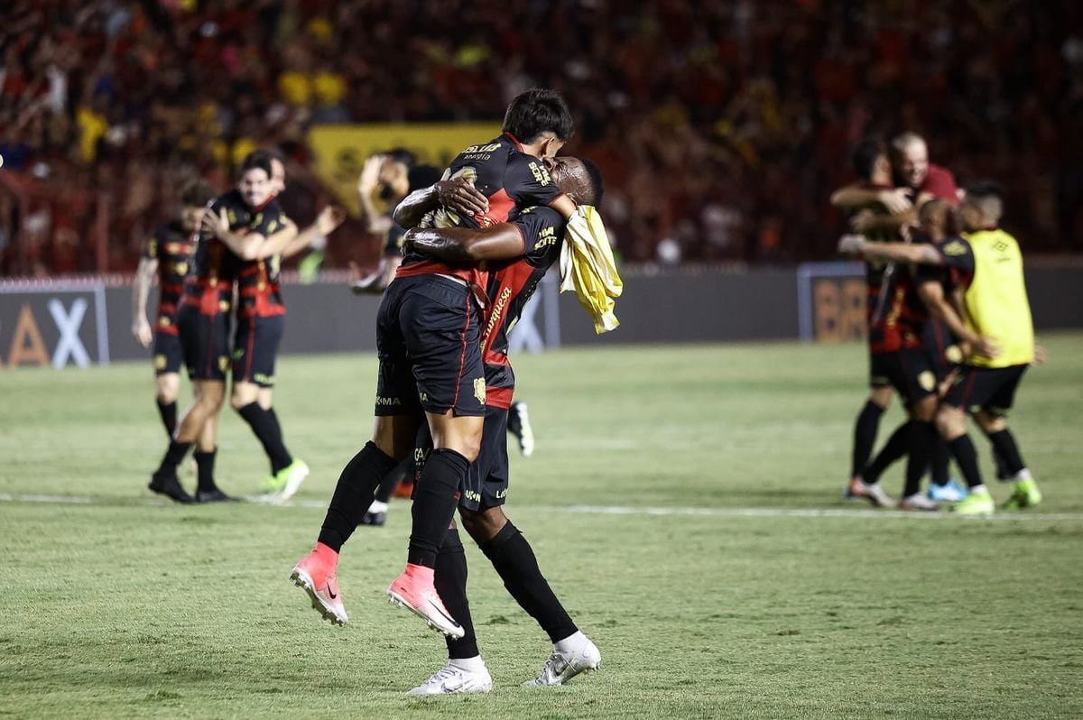 Jogadores do Sport comemoram acesso após vitória sobre o Santos