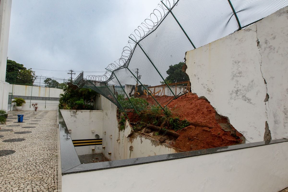 Muro caído em condomínio na Pituba