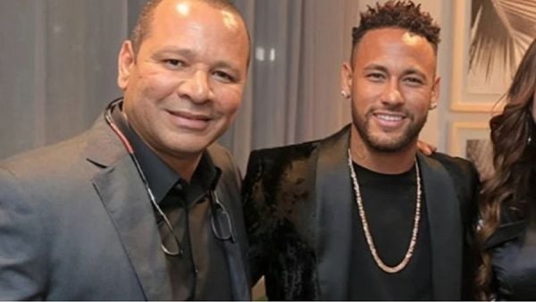 Neymar pai ao lado de Neymar 