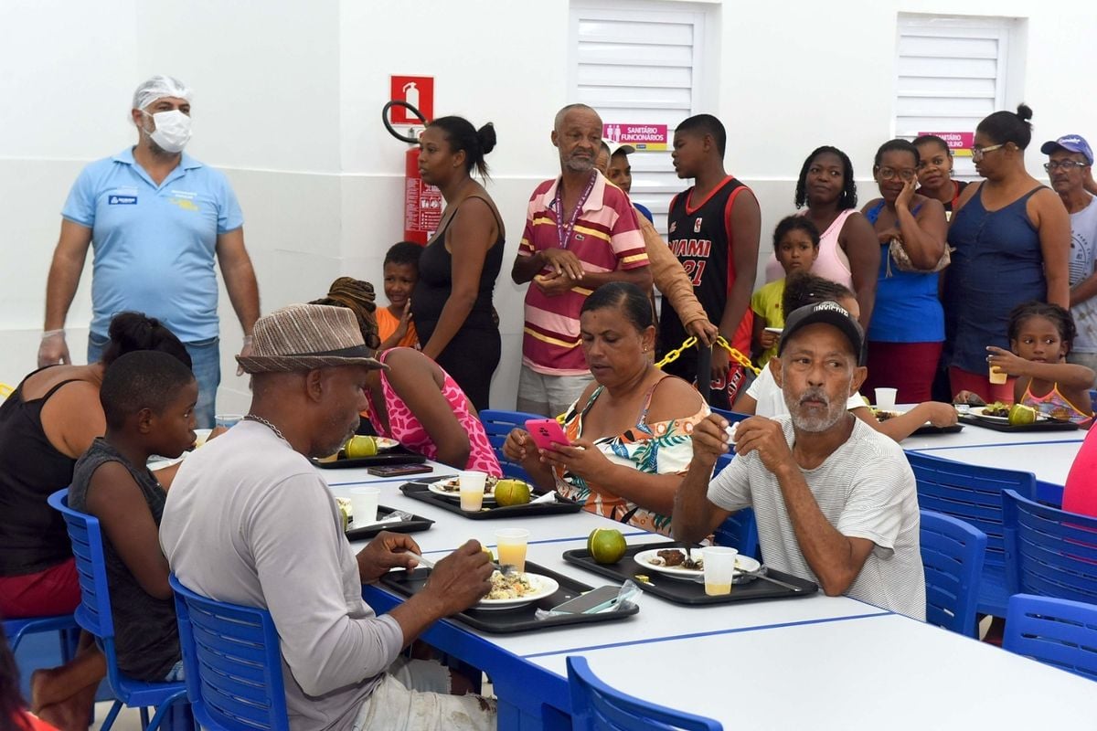 O cardápio variado inclui duas opções de proteínas, feijão, arroz, saladas cruas e cozidas, suco e sobremesa (fruta) (Foto: Valter Pontes/Secom PMS)