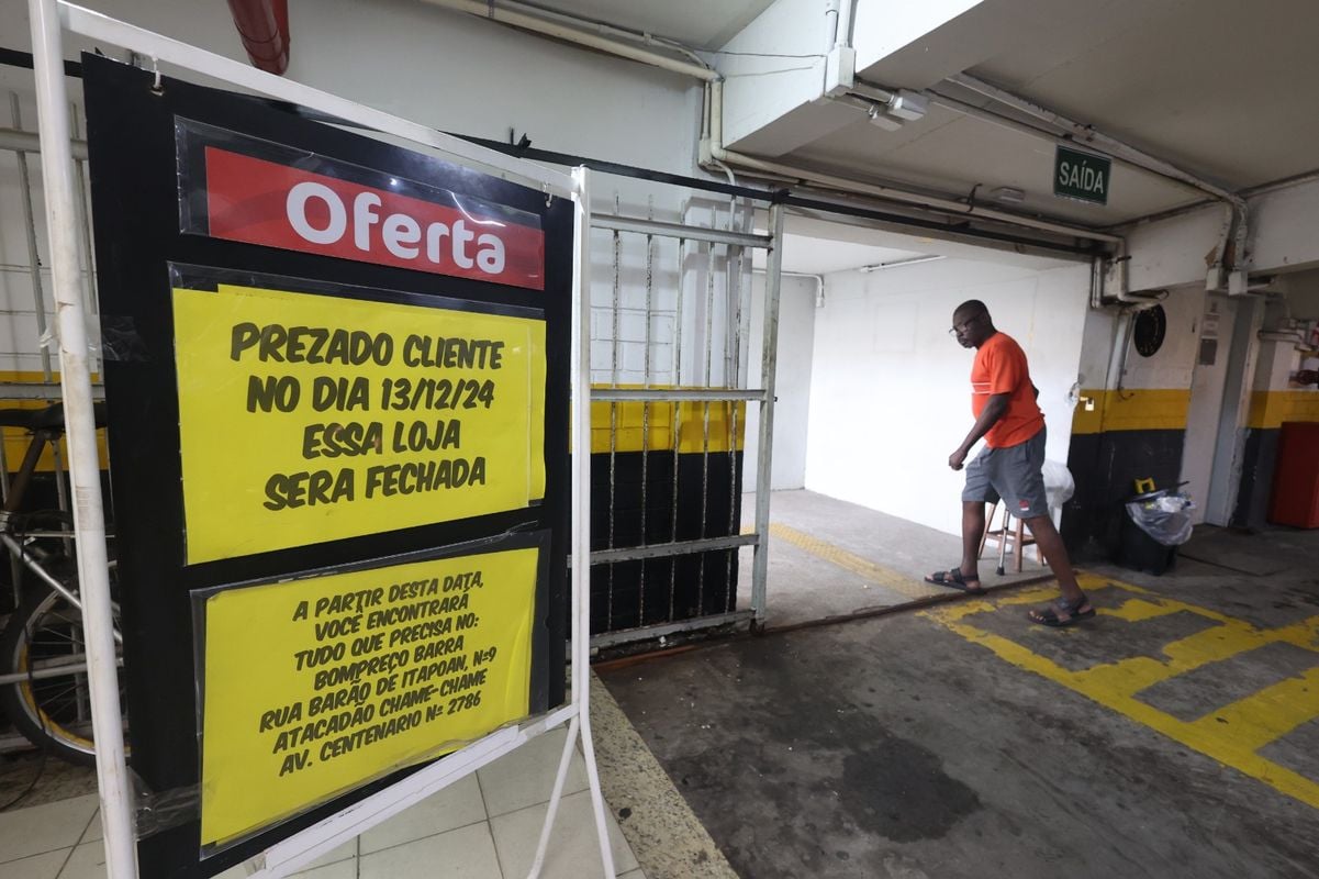 Placa anuncia fechamento das unidades em Salvador